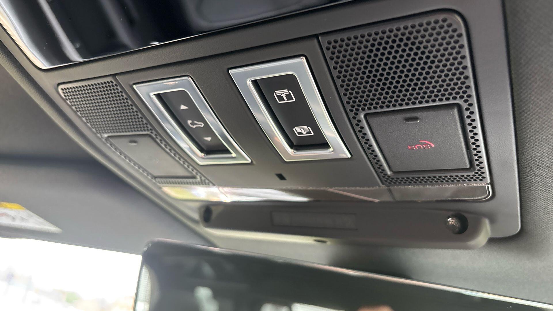 Land Rover Defender view 24