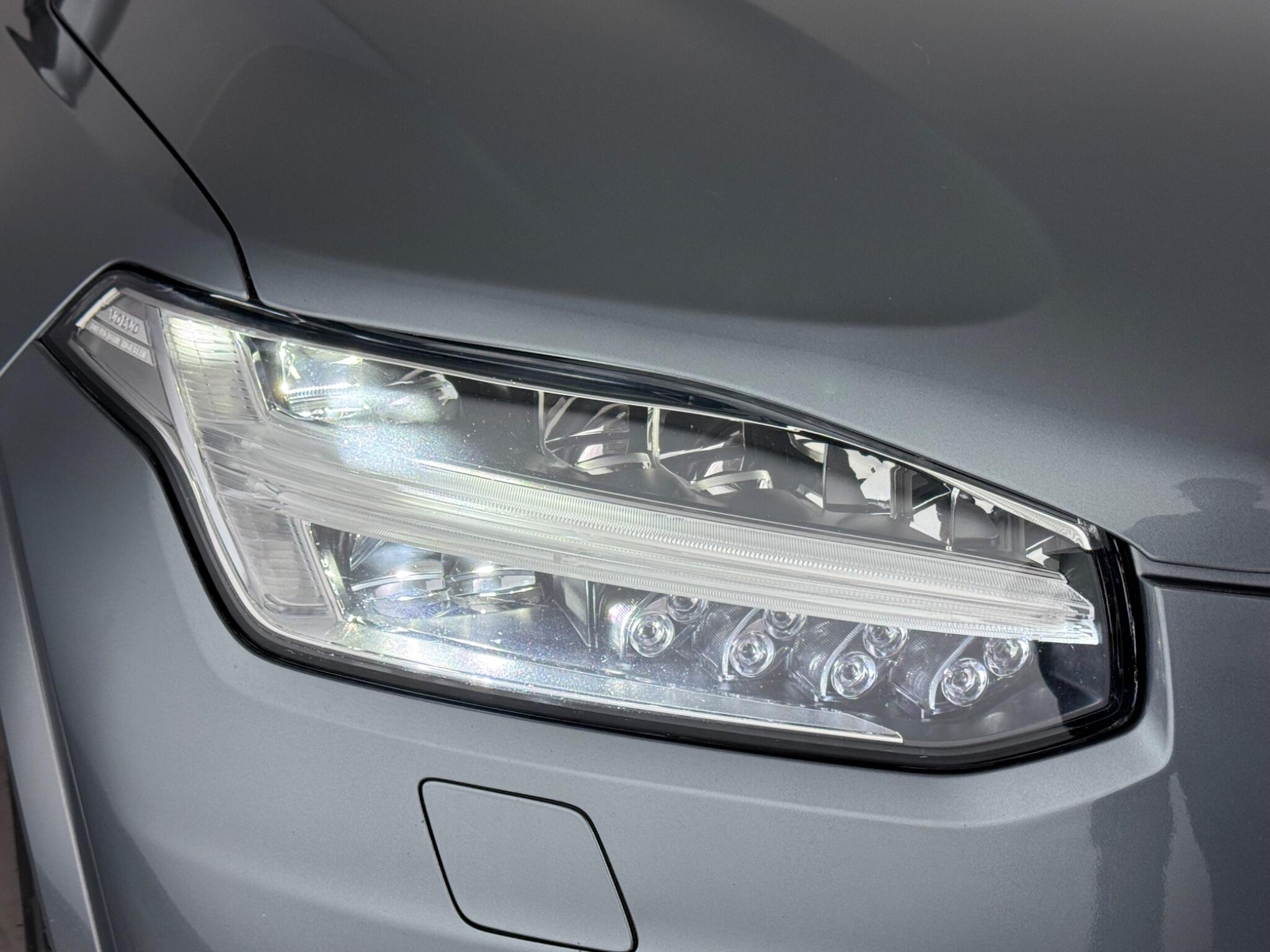 Volvo XC90 view 9