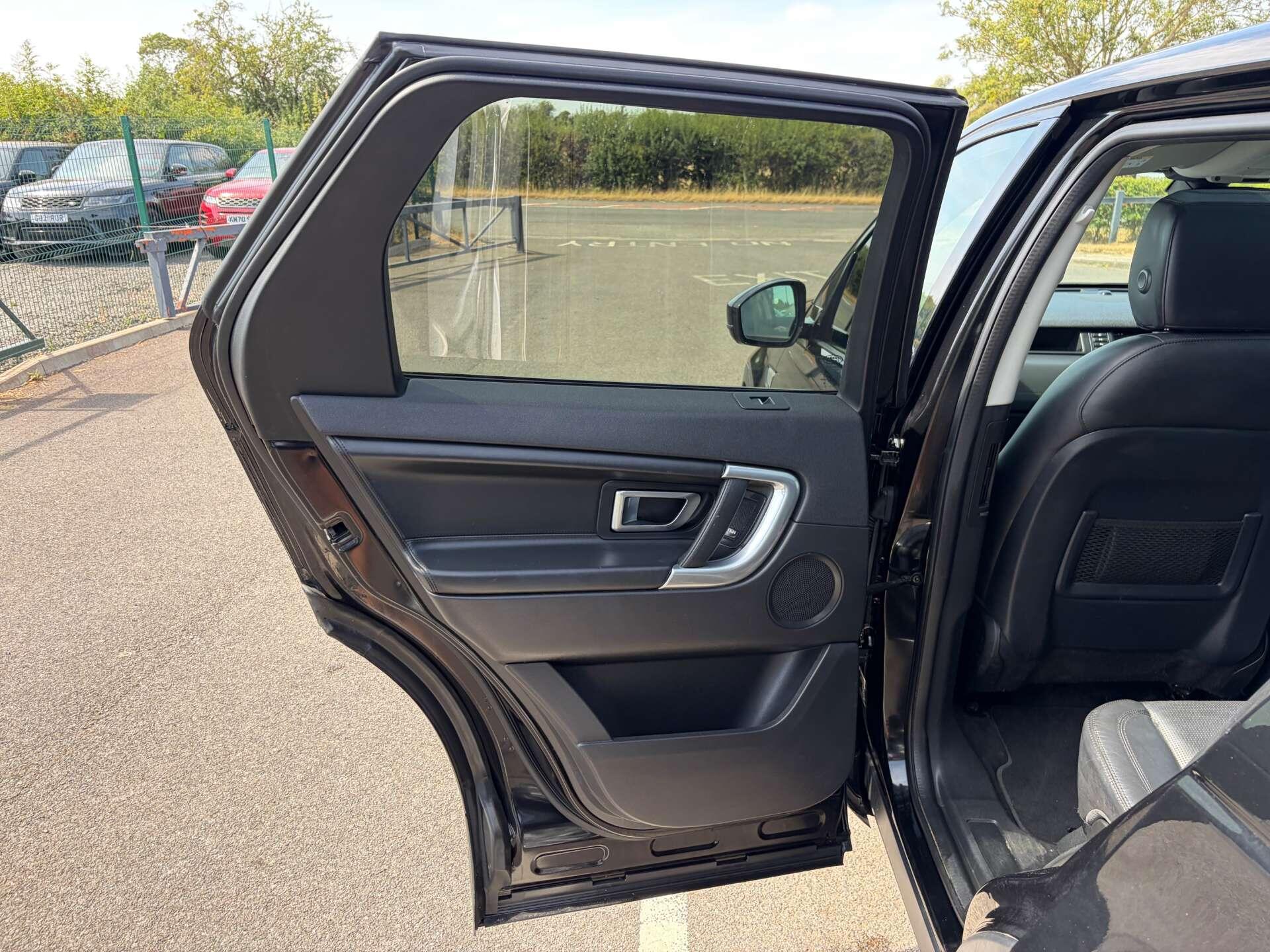 Land Rover Discovery Sport view 19