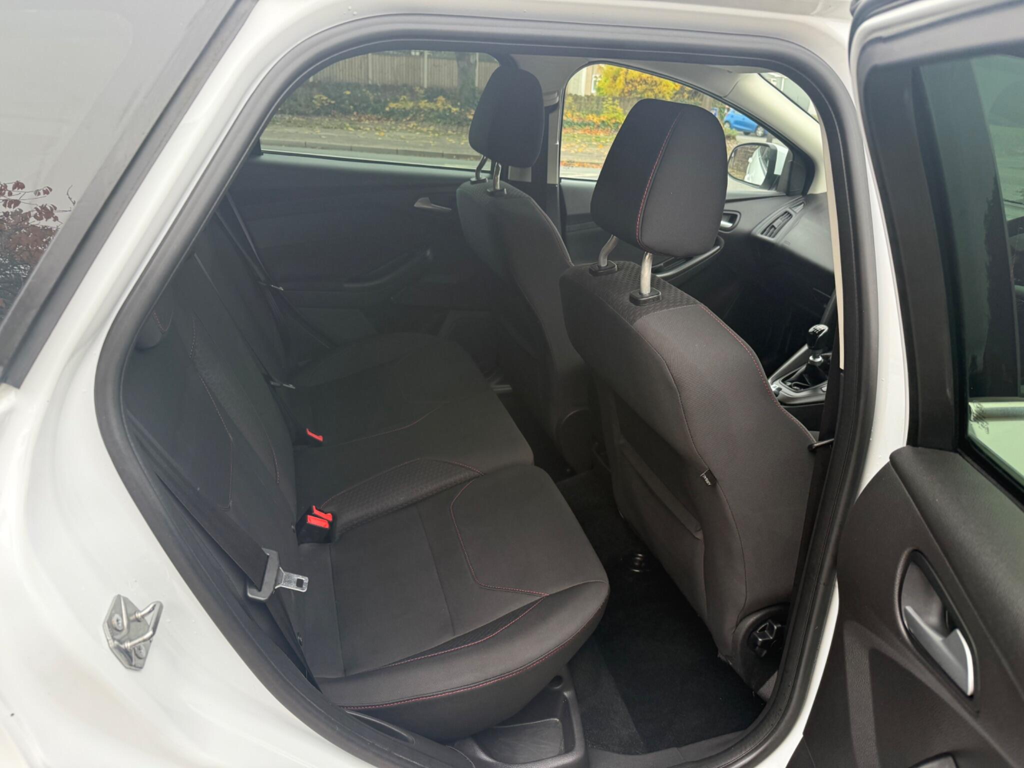 2015 Ford Focus image 17