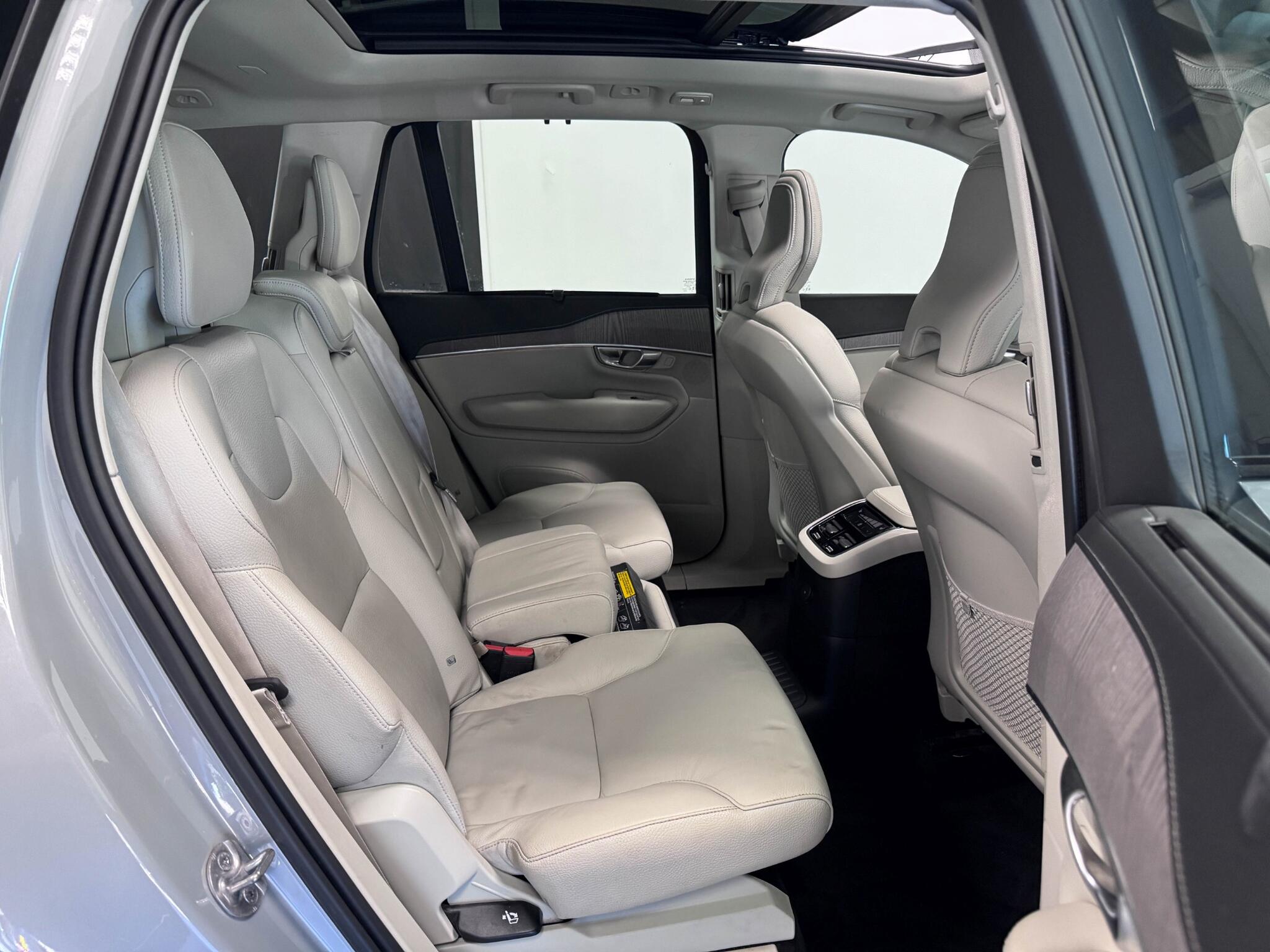 Volvo XC90 view 32