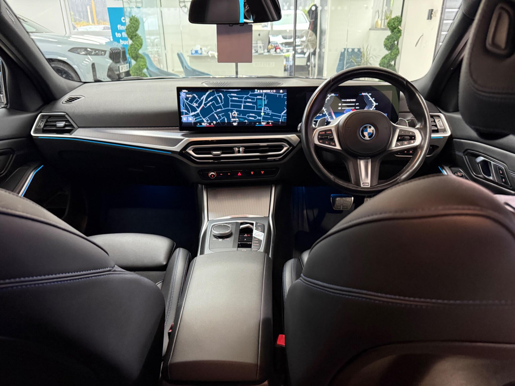 BMW 3 Series view 24