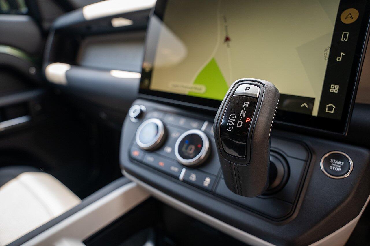 Land Rover Defender view 62