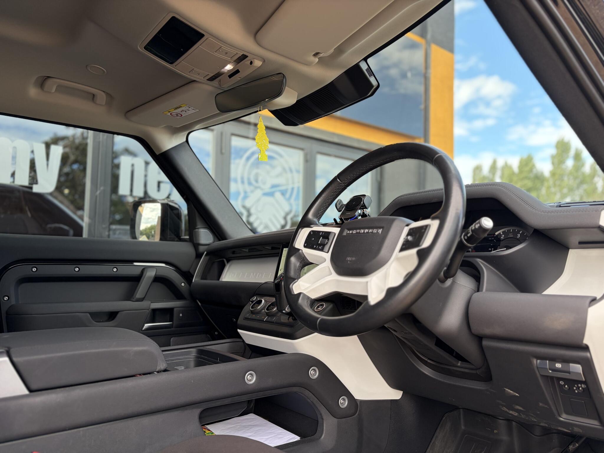 Land Rover Defender 90 view 18