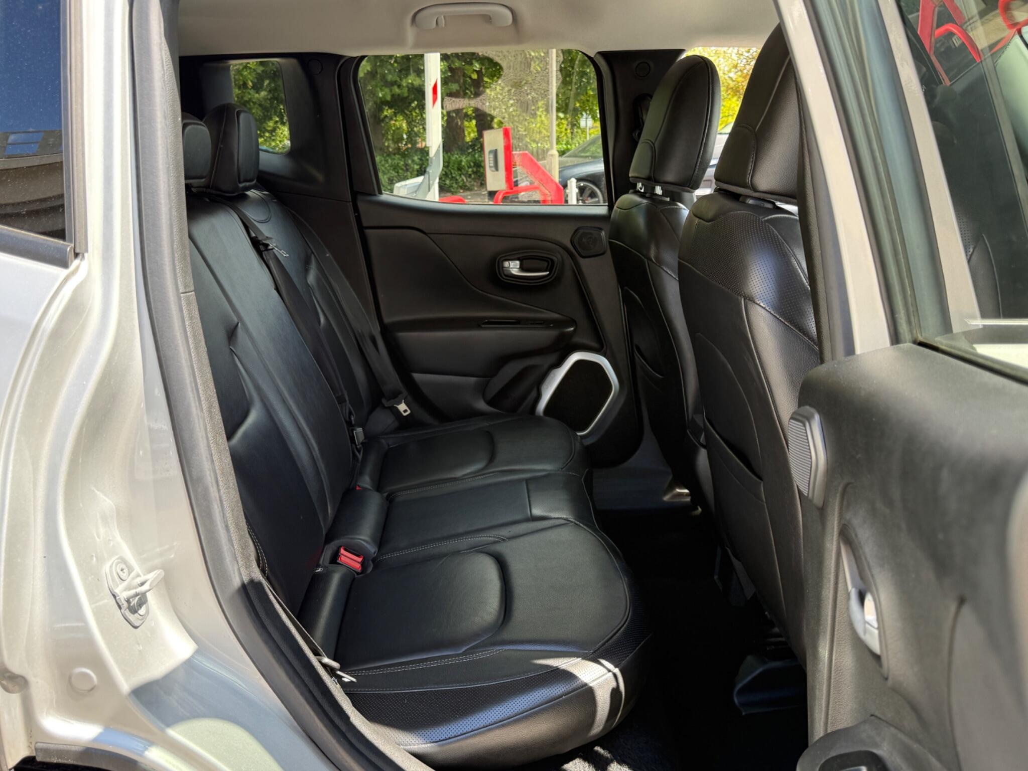 Jeep Renegade - Image 35