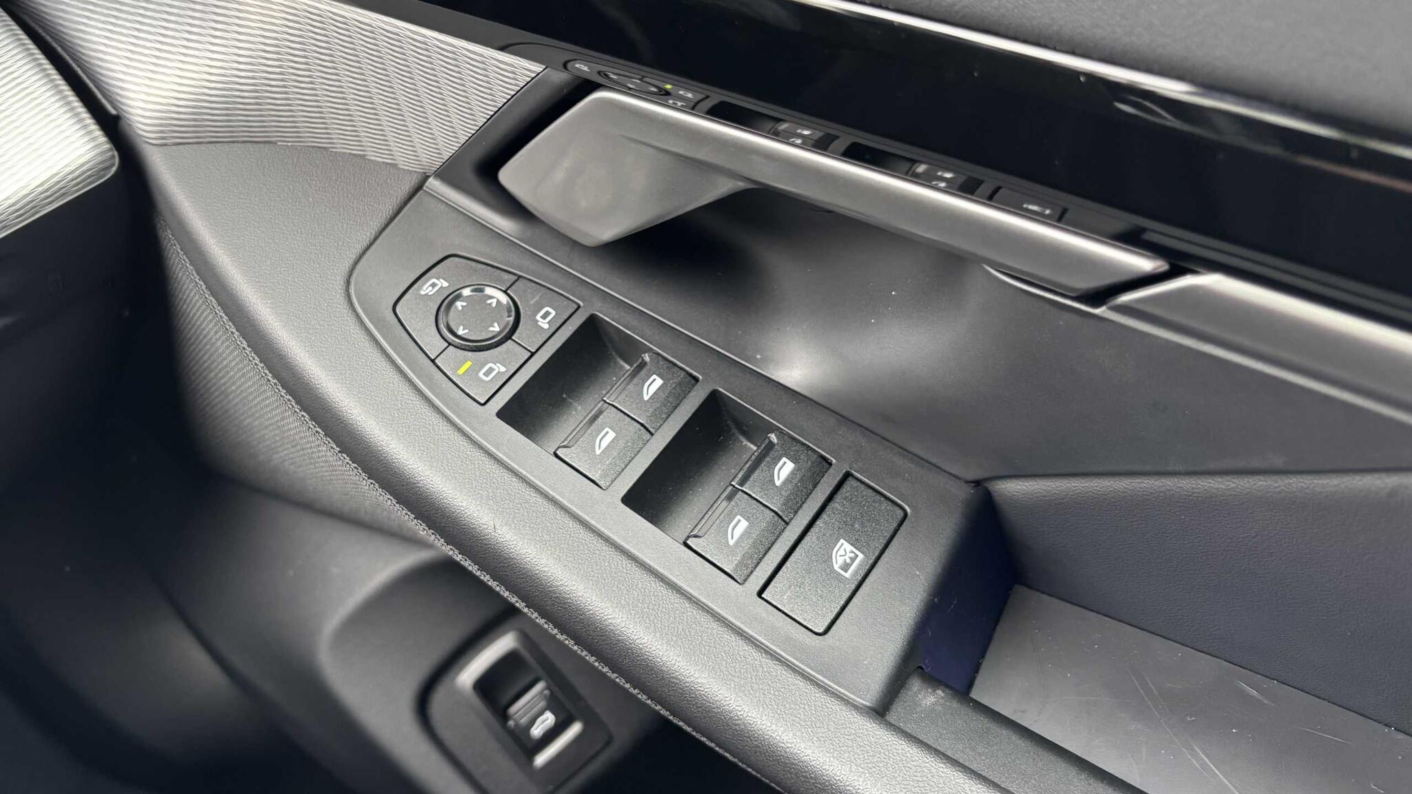 BMW 5 Series view 28