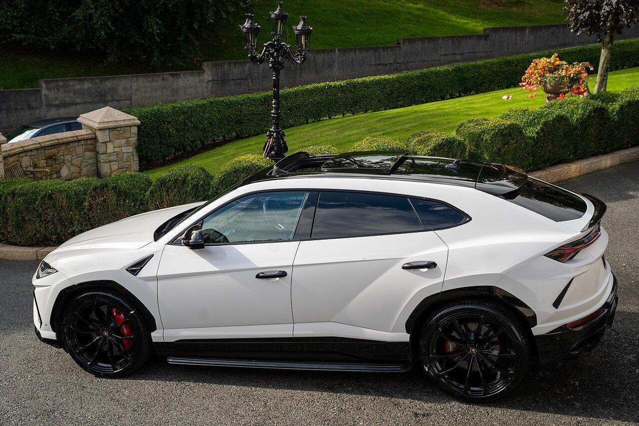 Lamborghini Urus view 98