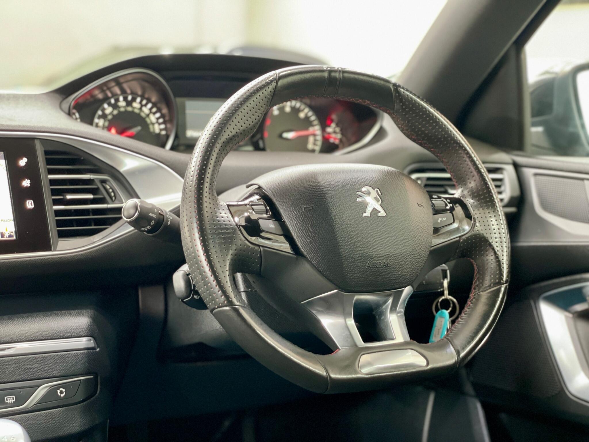 Peugeot 308 view 45