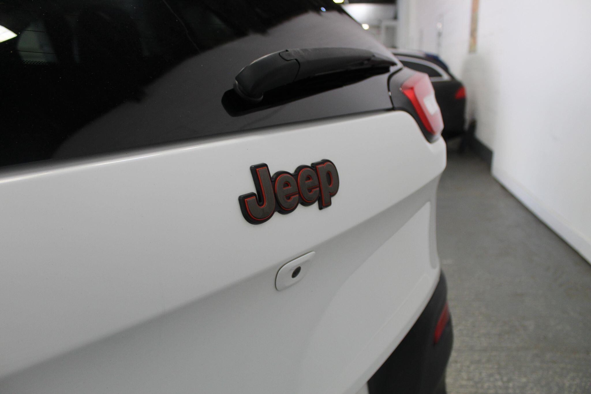 Jeep Cherokee view 20