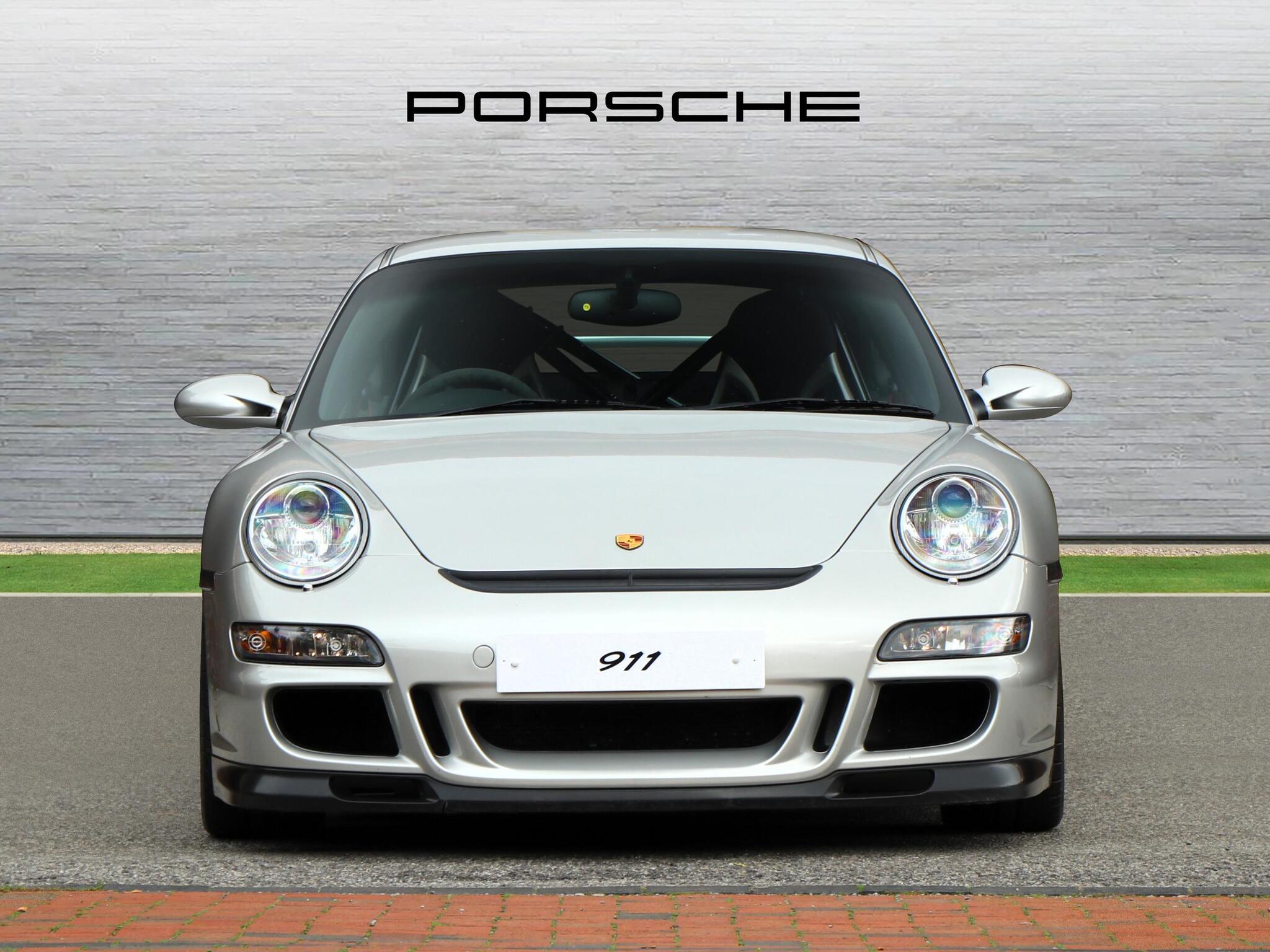 Porsche 911 view 7