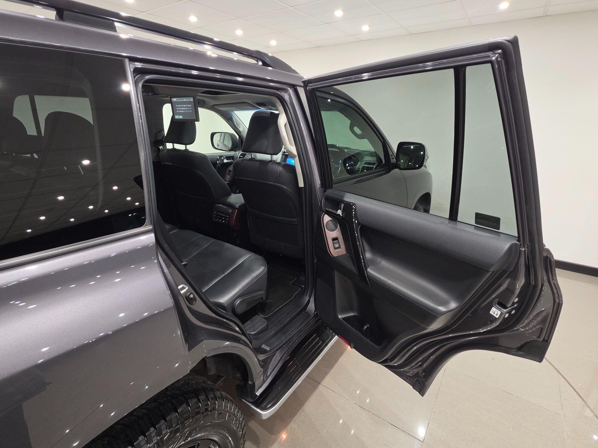 Toyota Land Cruiser view 63