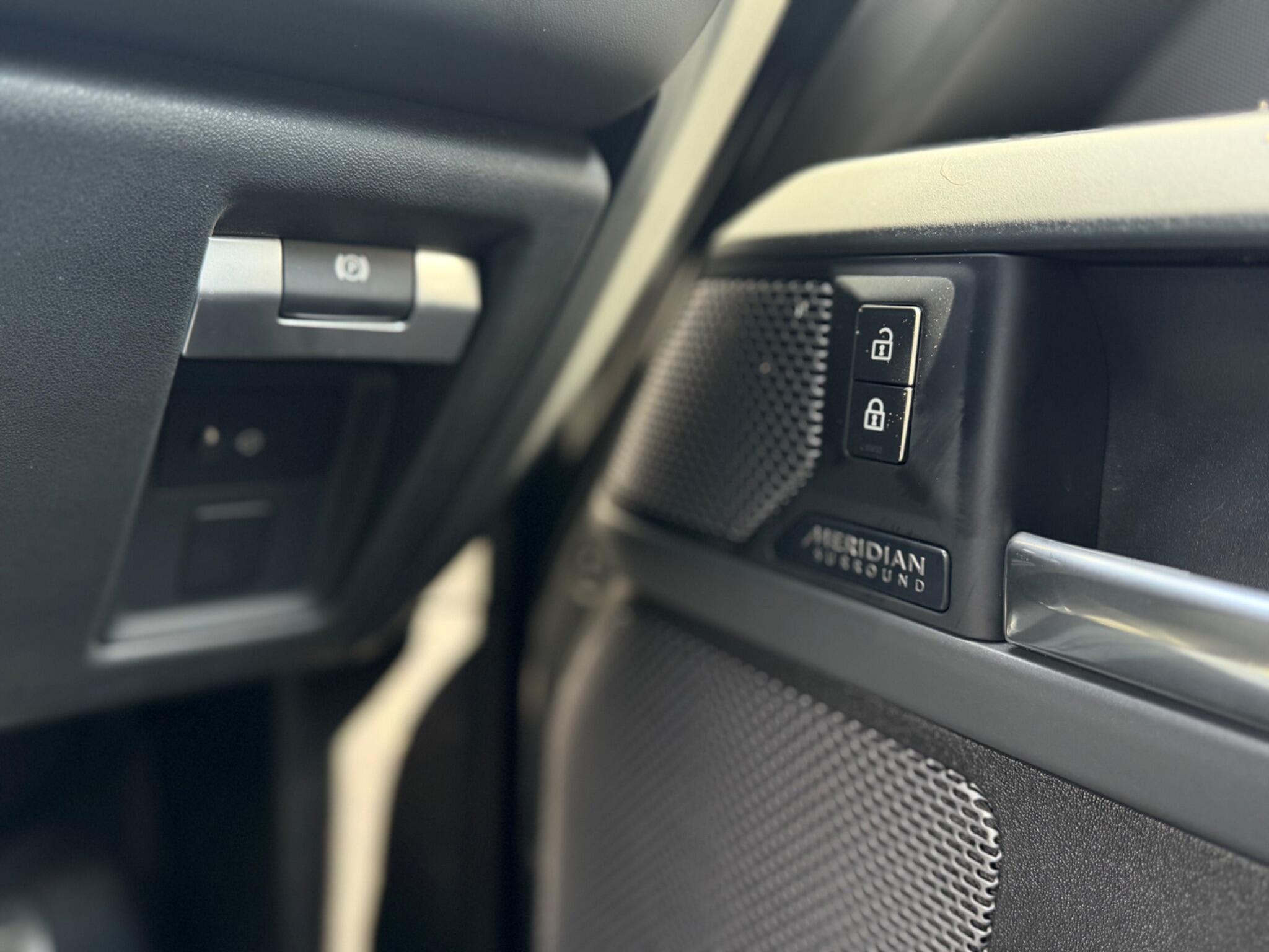 Land Rover Defender 110 view 33