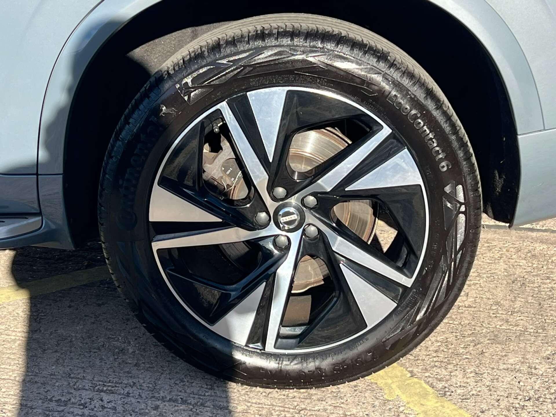 Volvo XC90 view 11