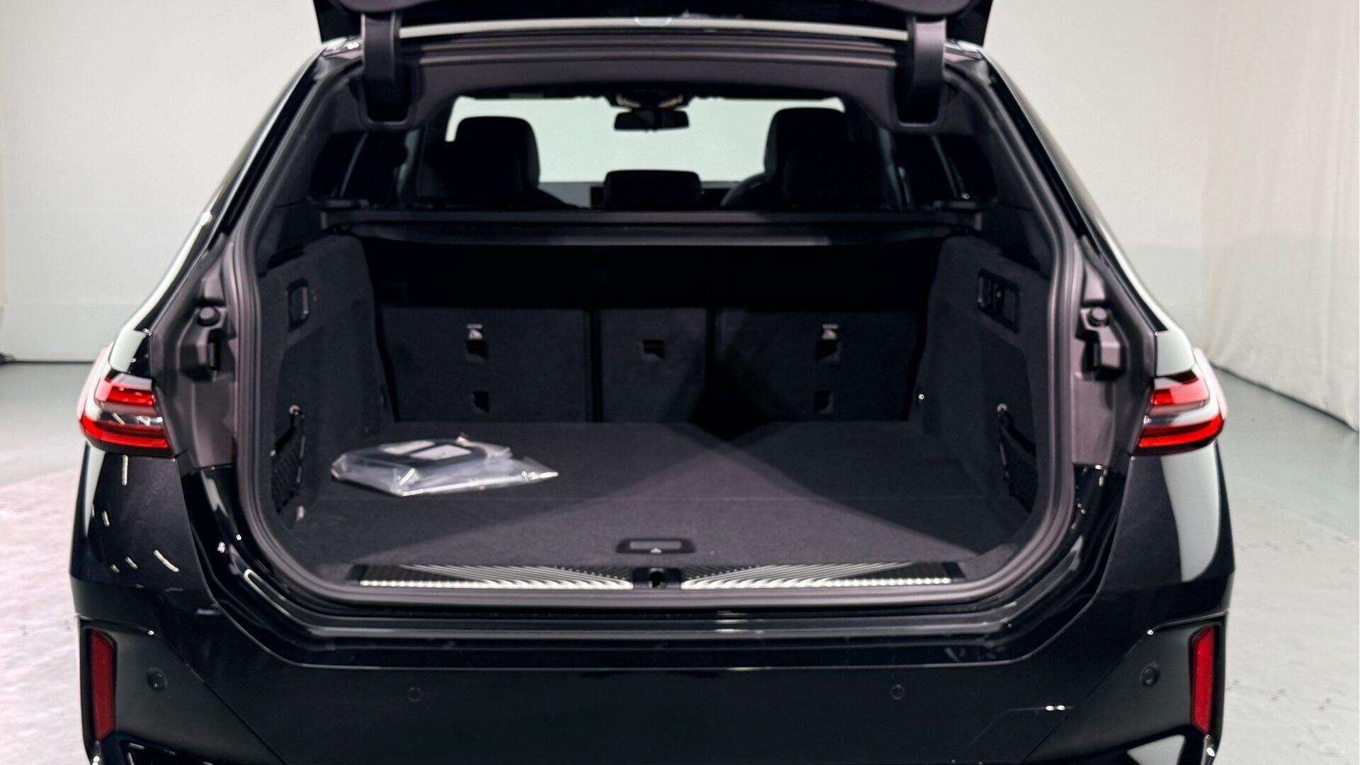 BMW 5 Series view 13