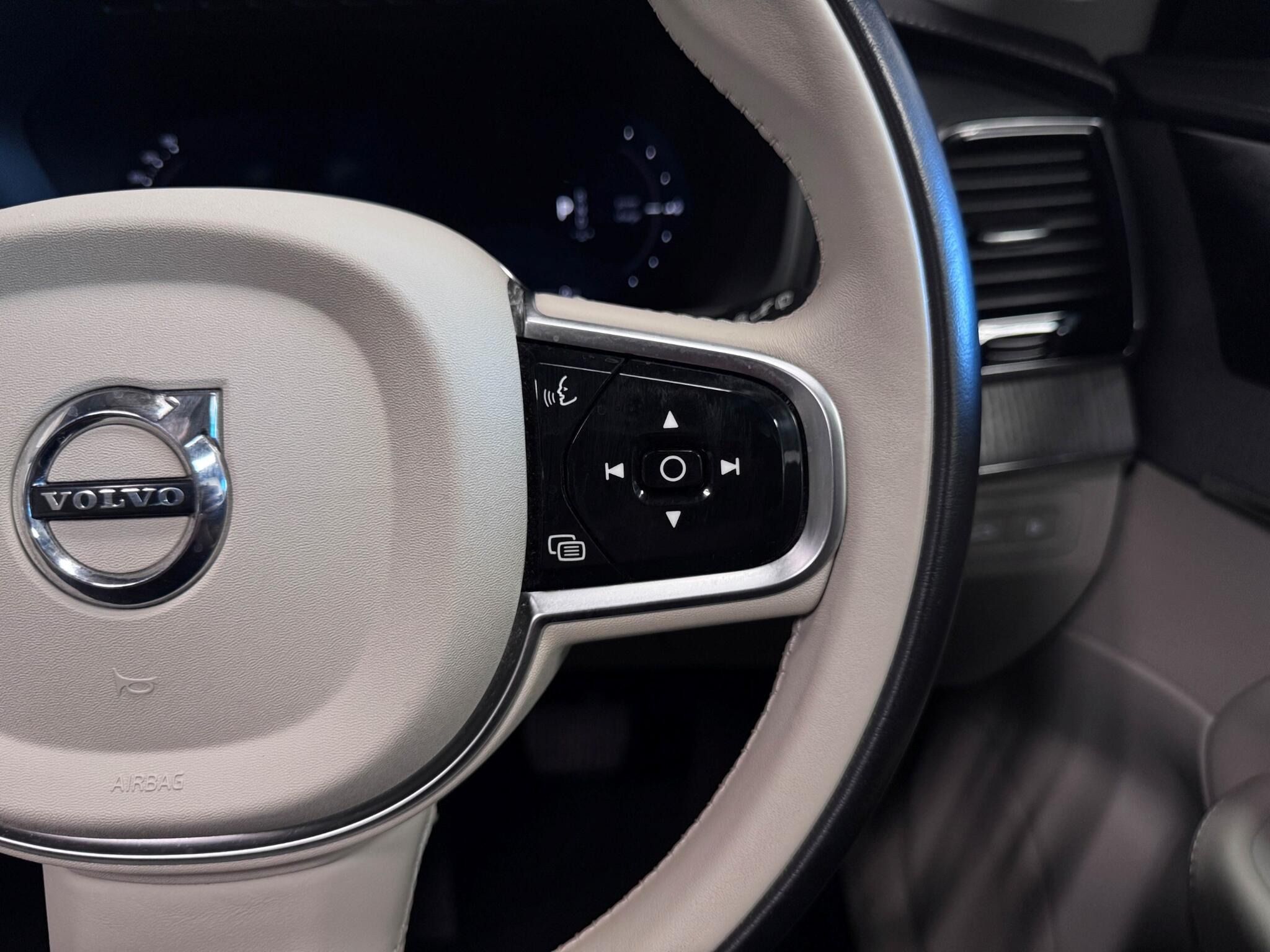 Volvo XC90 view 17