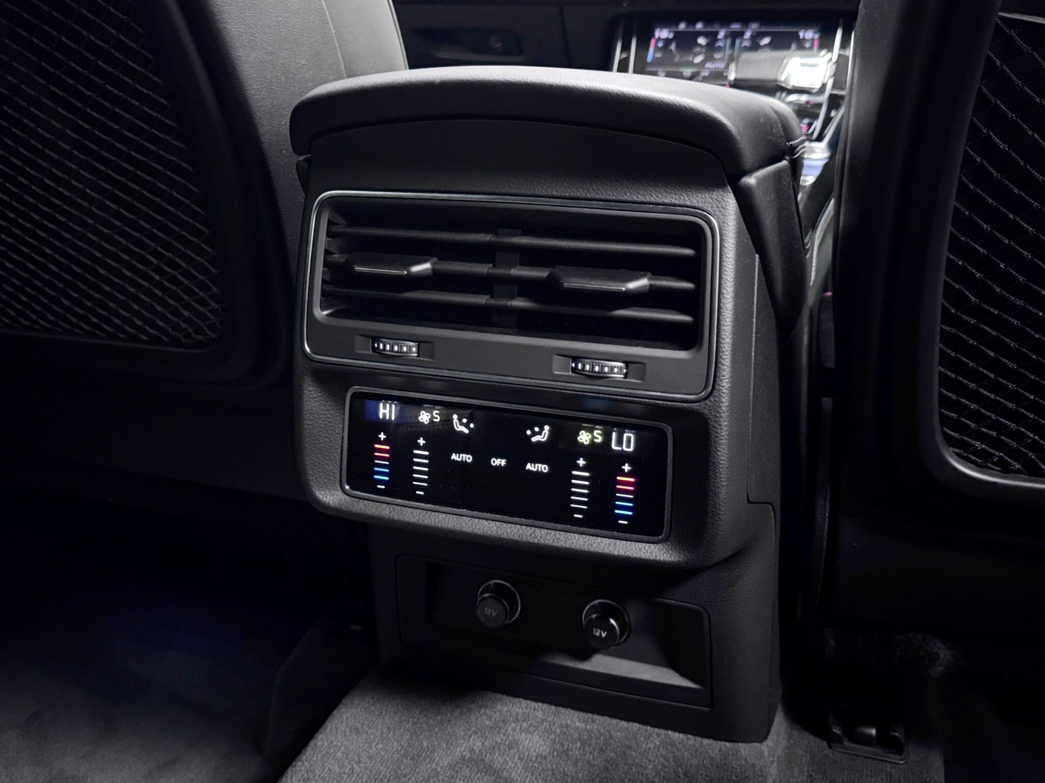 Audi SQ8 view 22
