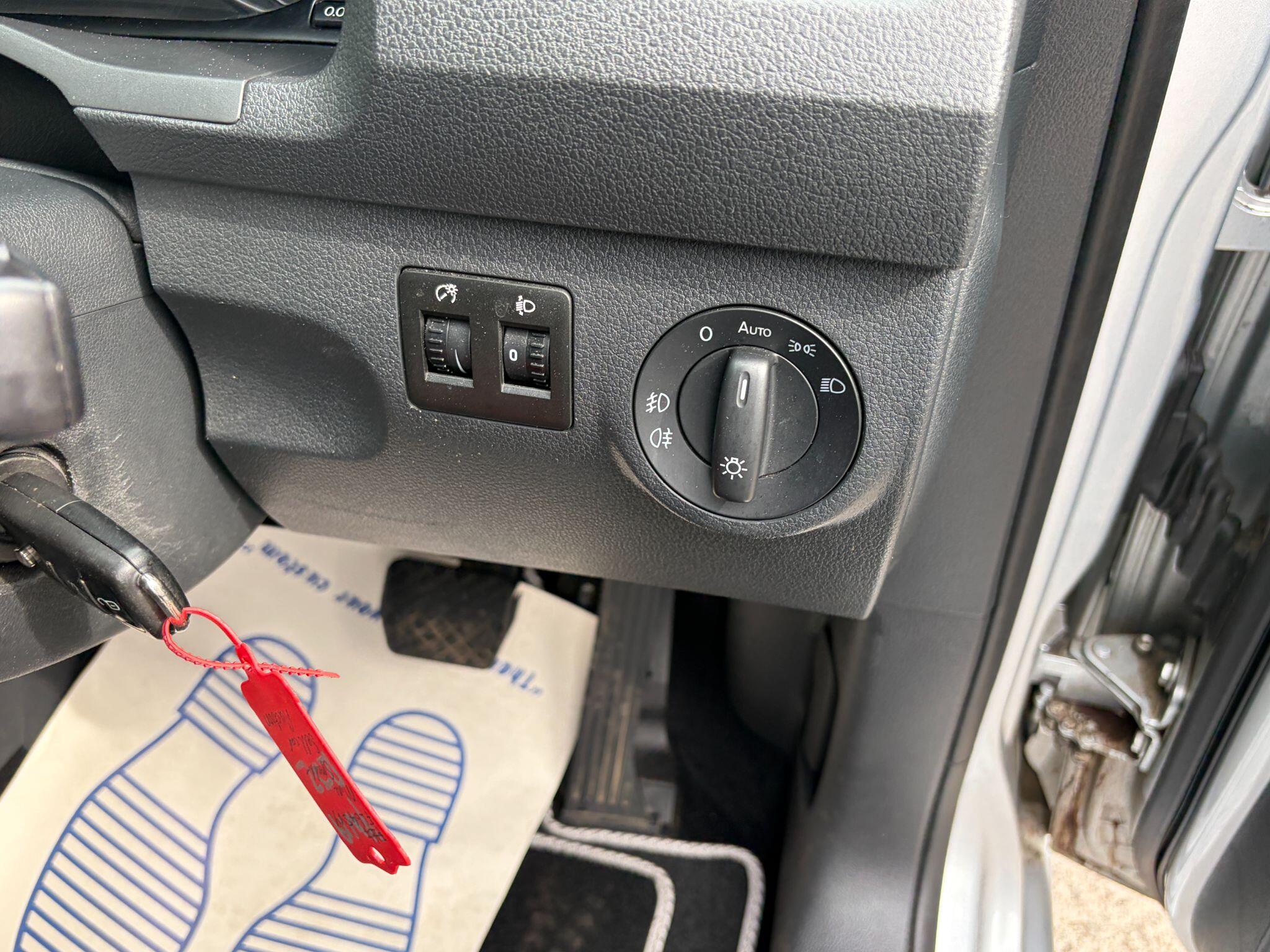 Volkswagen Caddy Maxi Life view 28