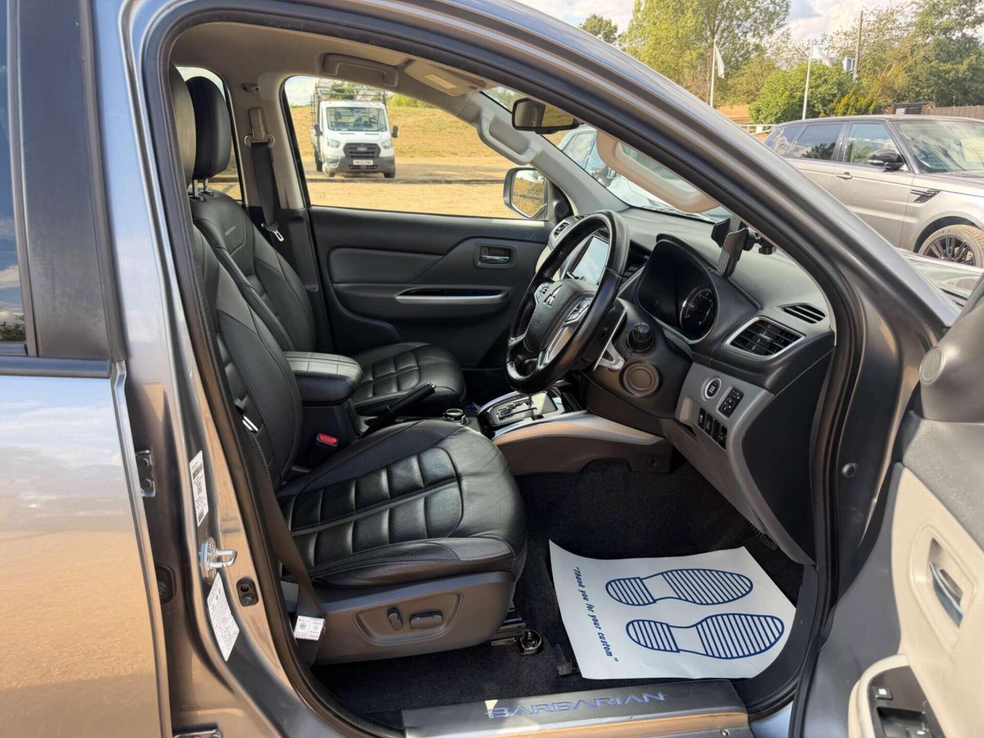 Mitsubishi L200 view 9