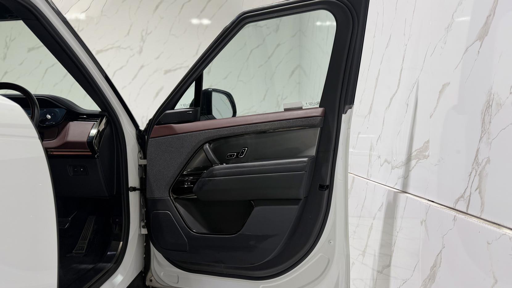 Land Rover Range Rover Sport view 33