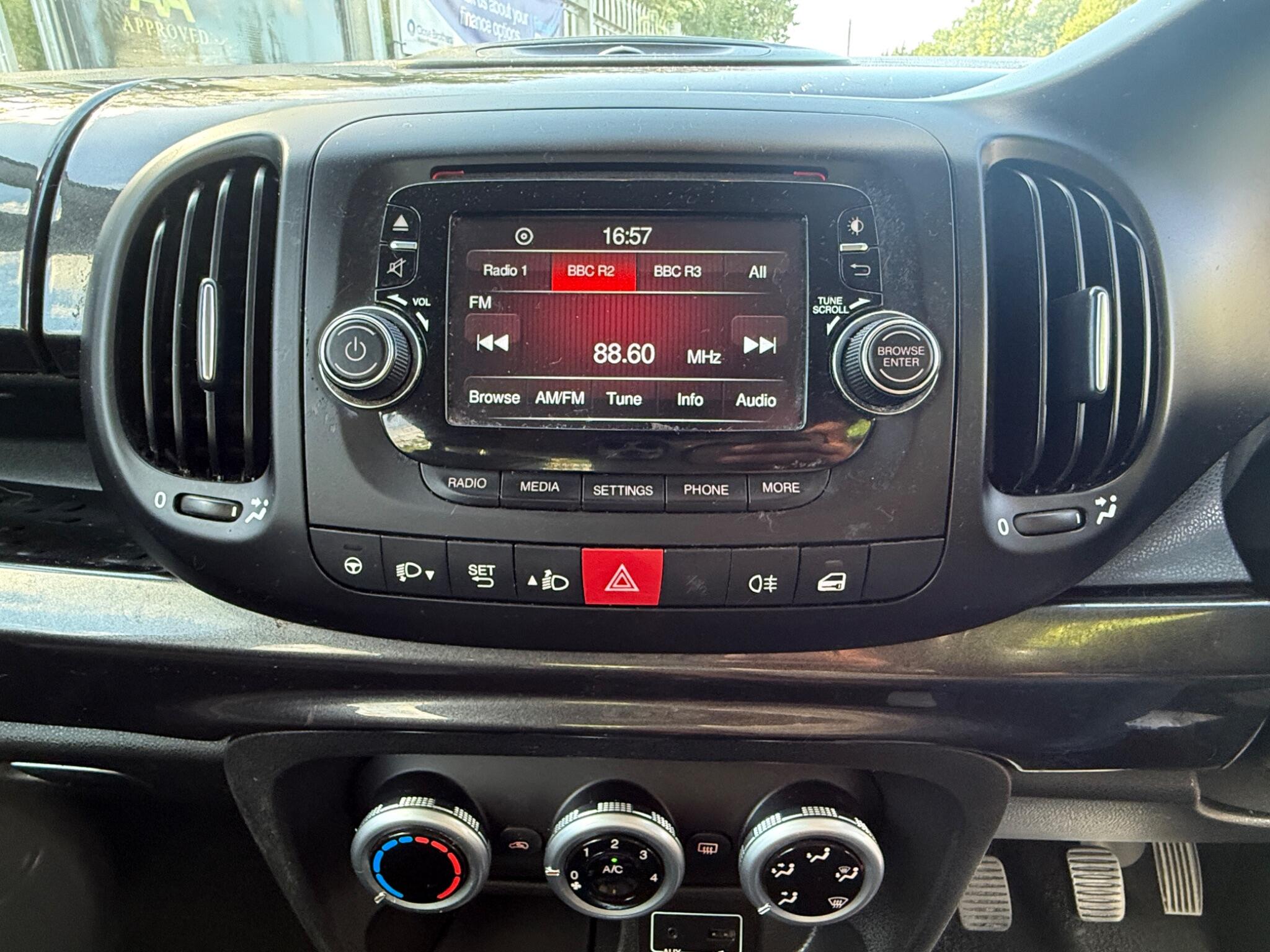 2015 Fiat 500L image 30