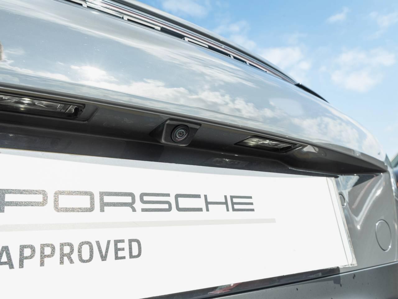 Porsche 911 view 10