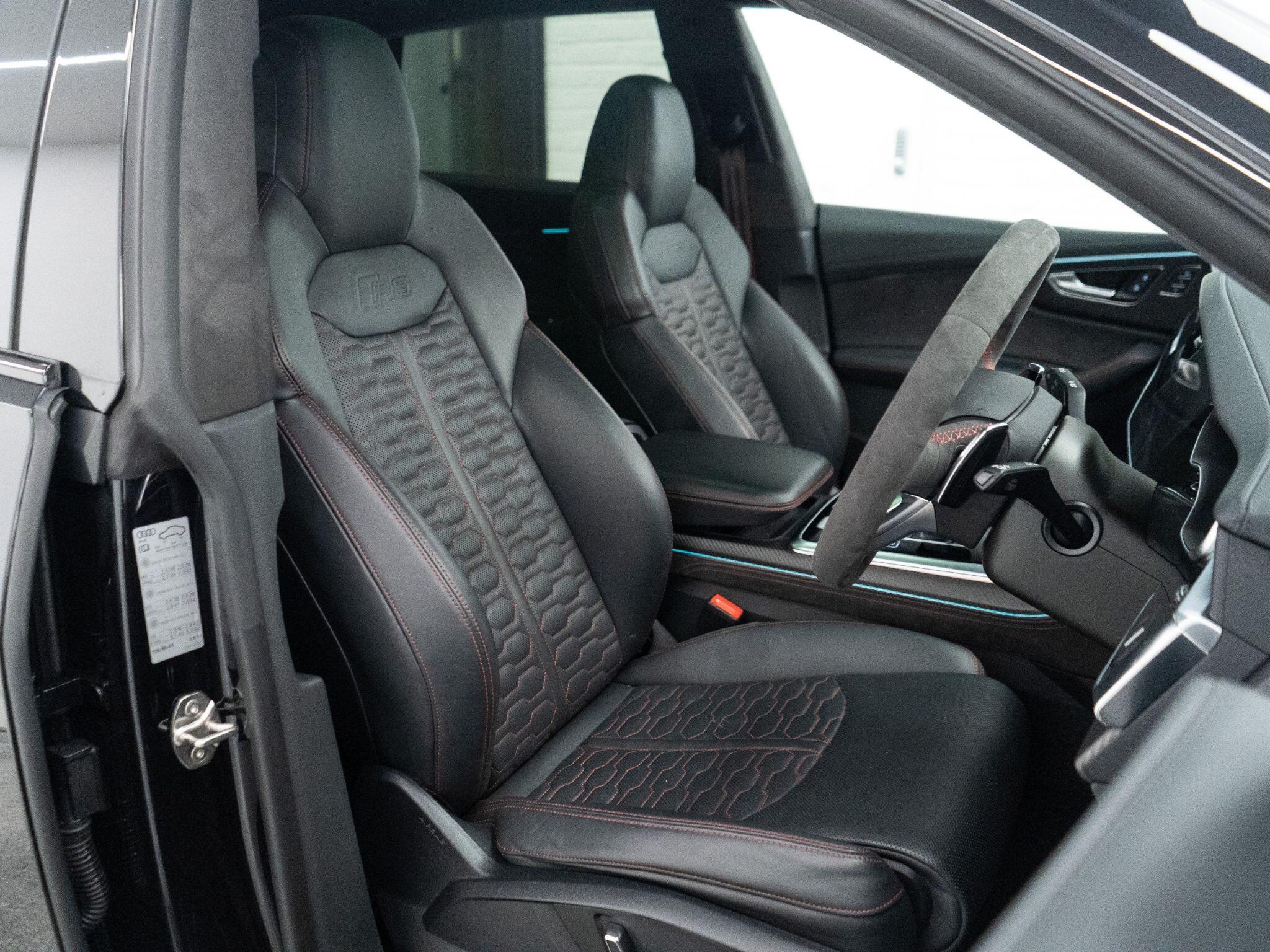 Audi RS Q8 view 7