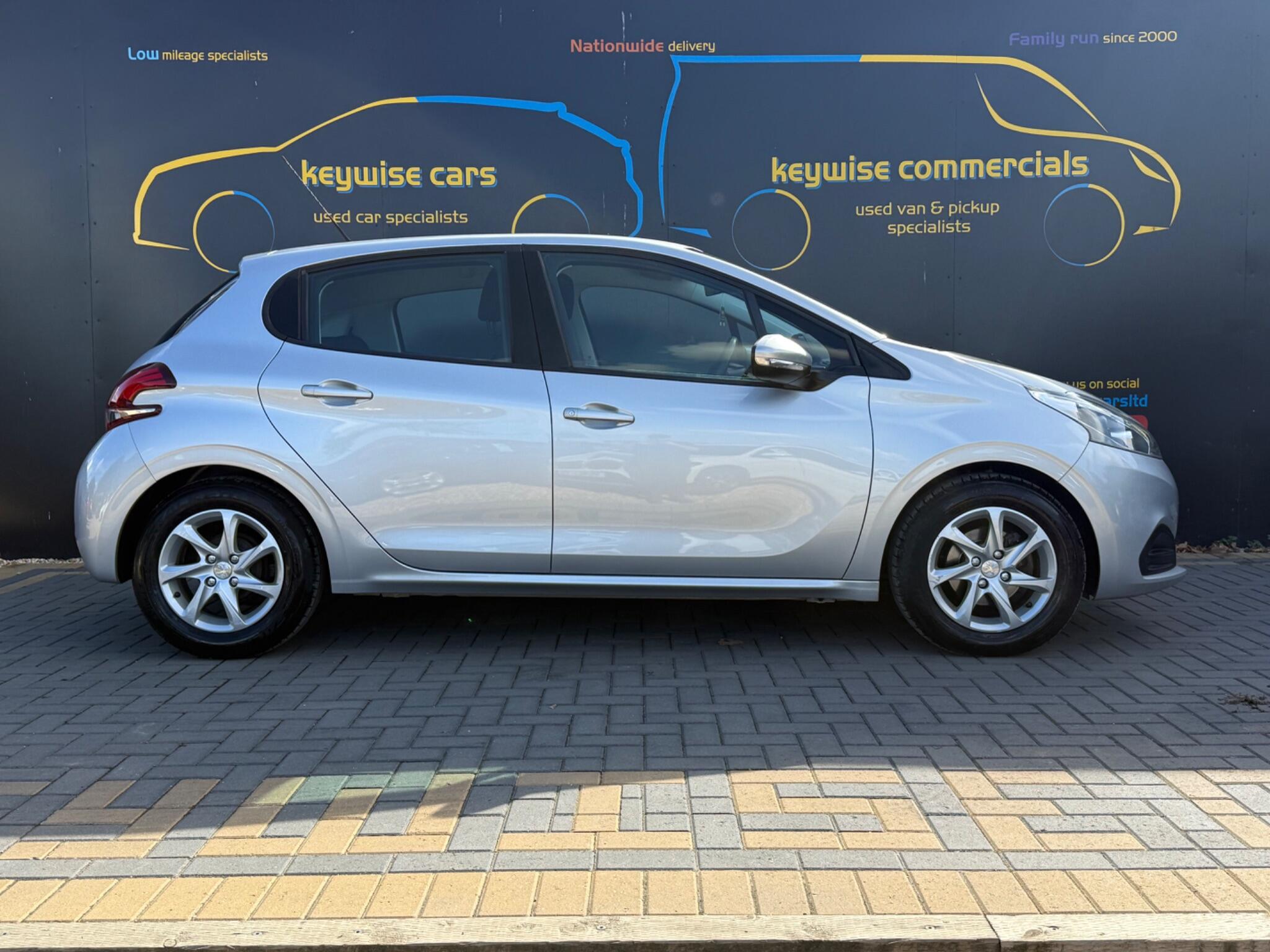 Peugeot 208 view 7