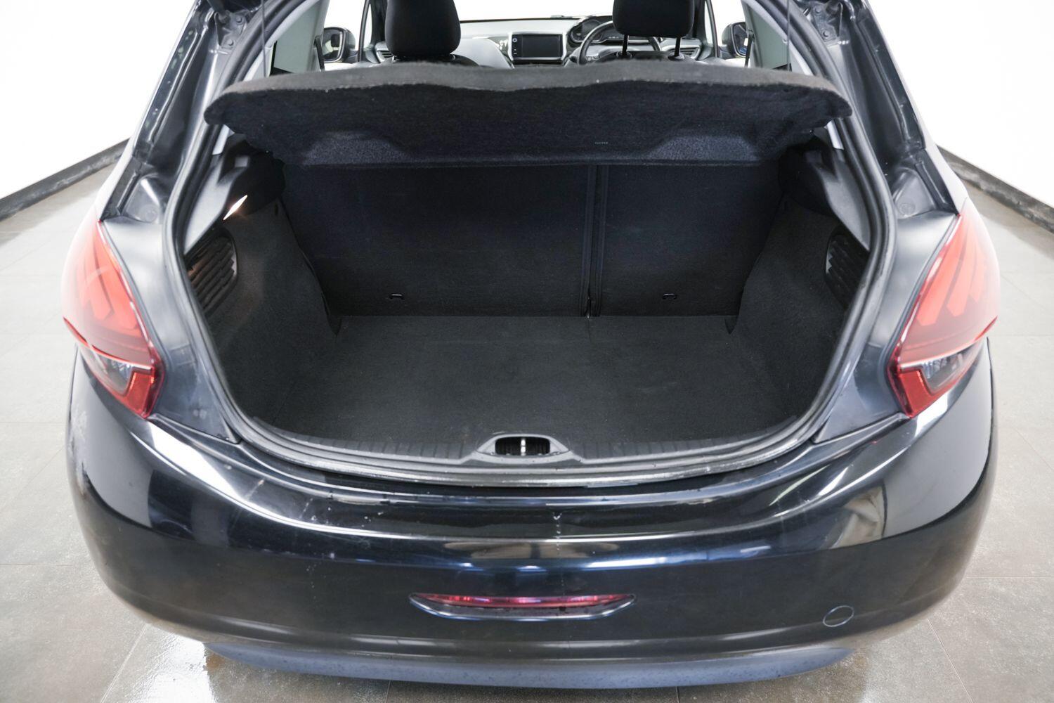 Peugeot 208 view 9