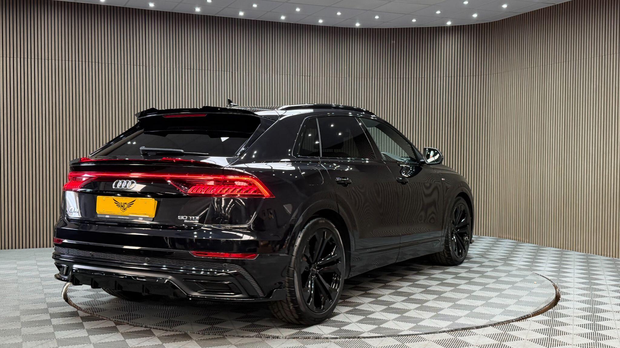 Audi Q8 view 7