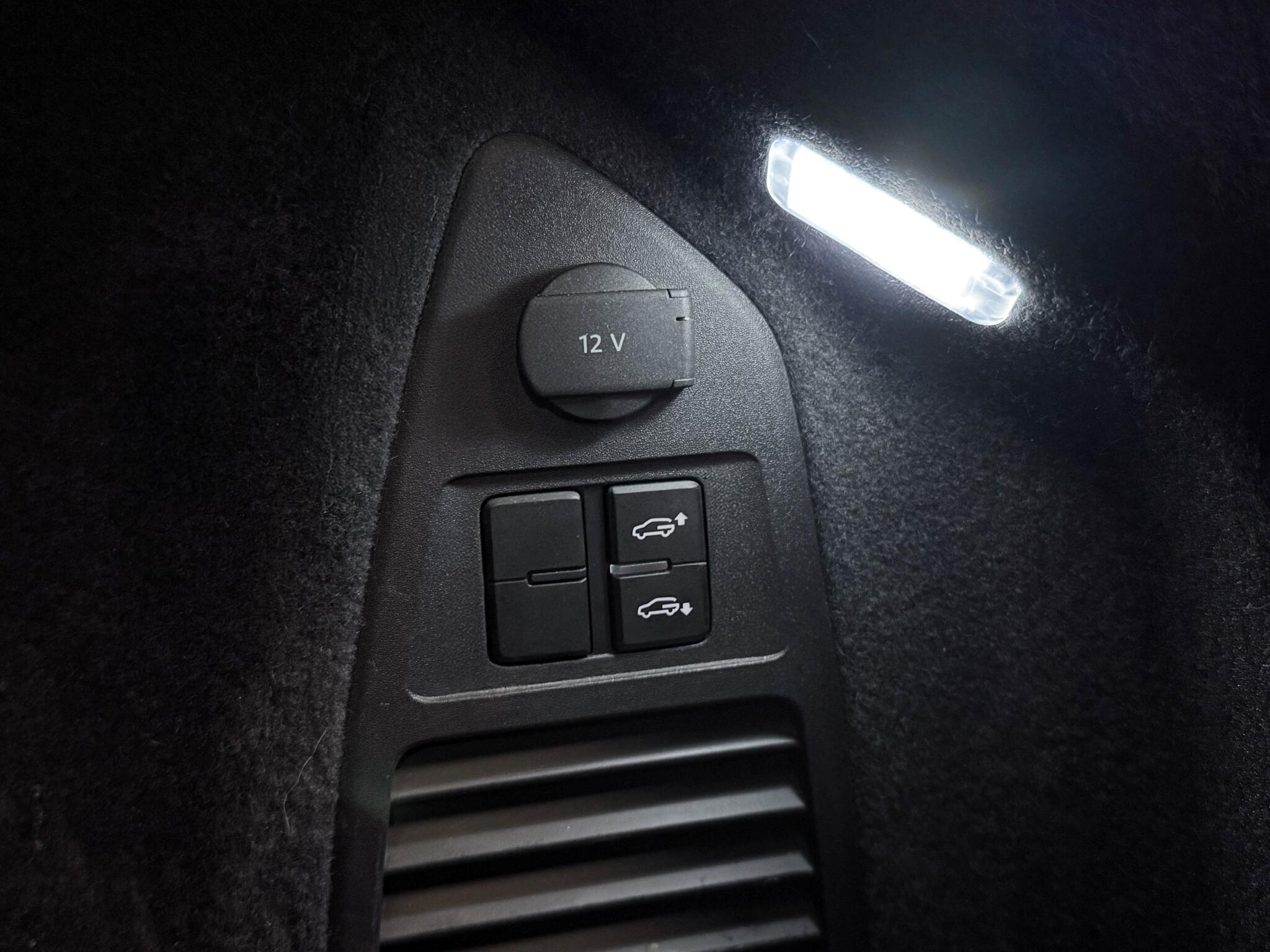 Volkswagen Touareg view 13
