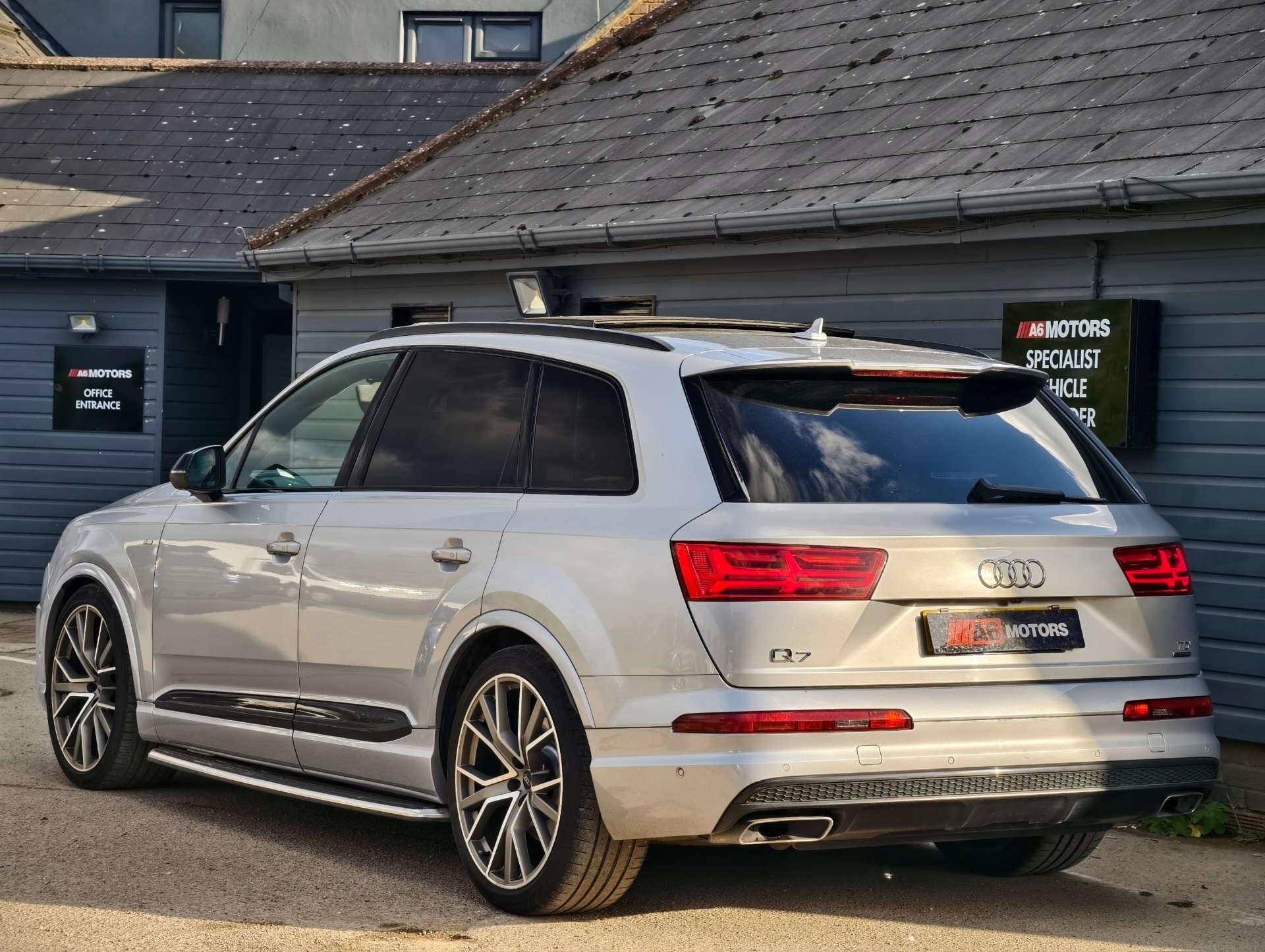 Audi Q7 view 16