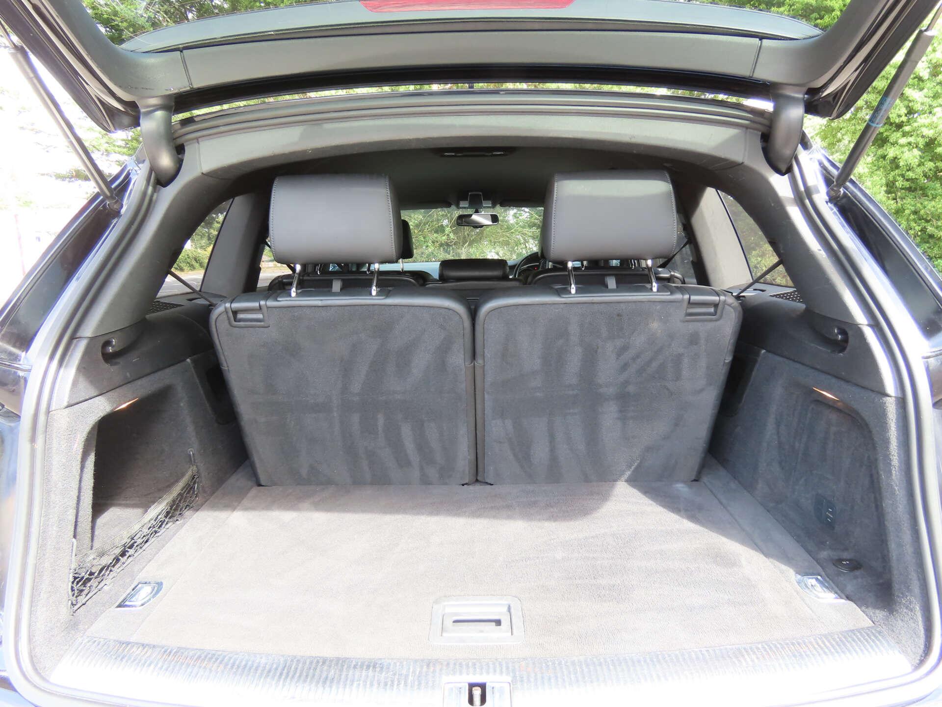 Audi Q7 view 11