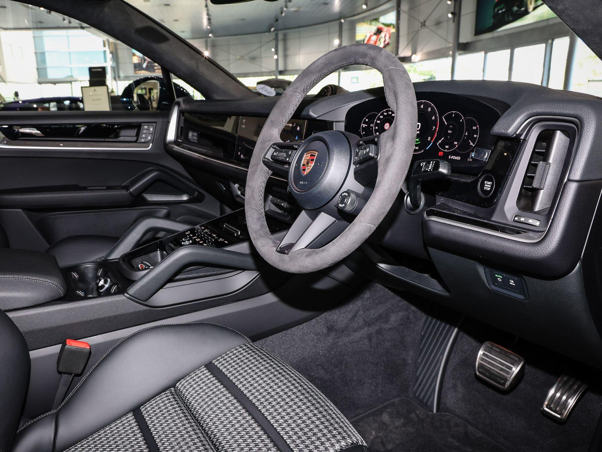 Porsche Cayenne view 39