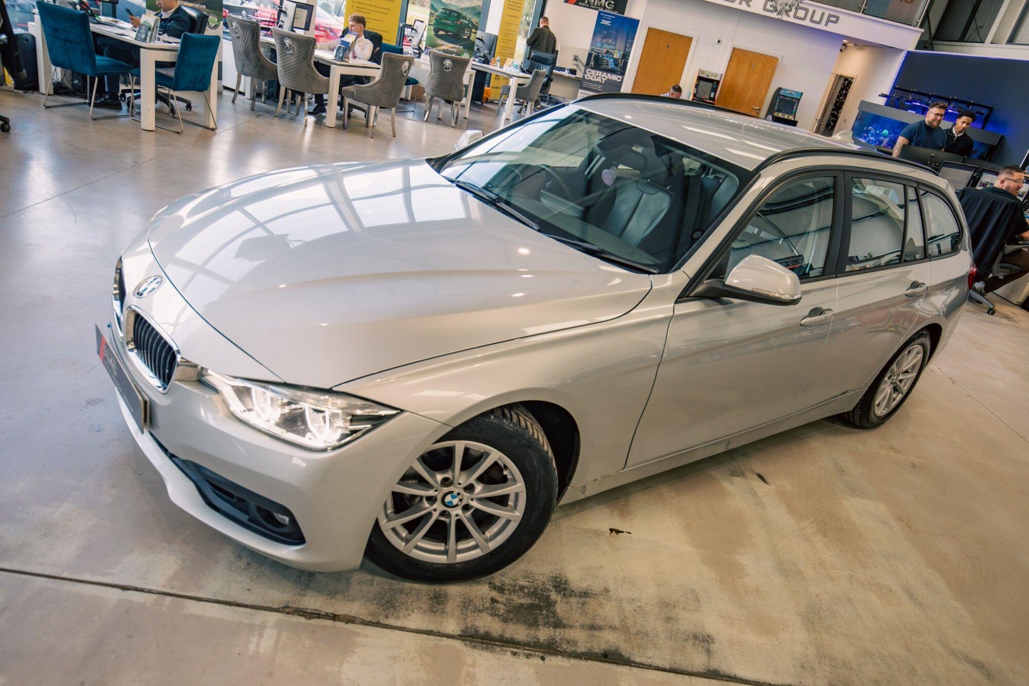 BMW 3 Series view 5