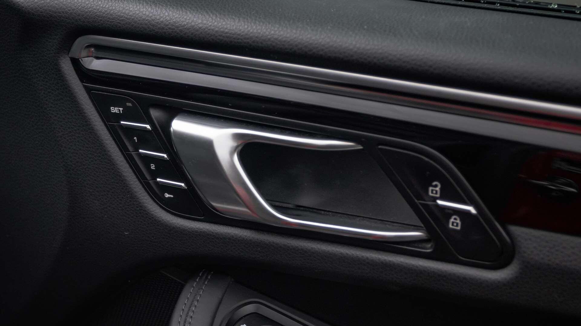 Porsche Macan view 22
