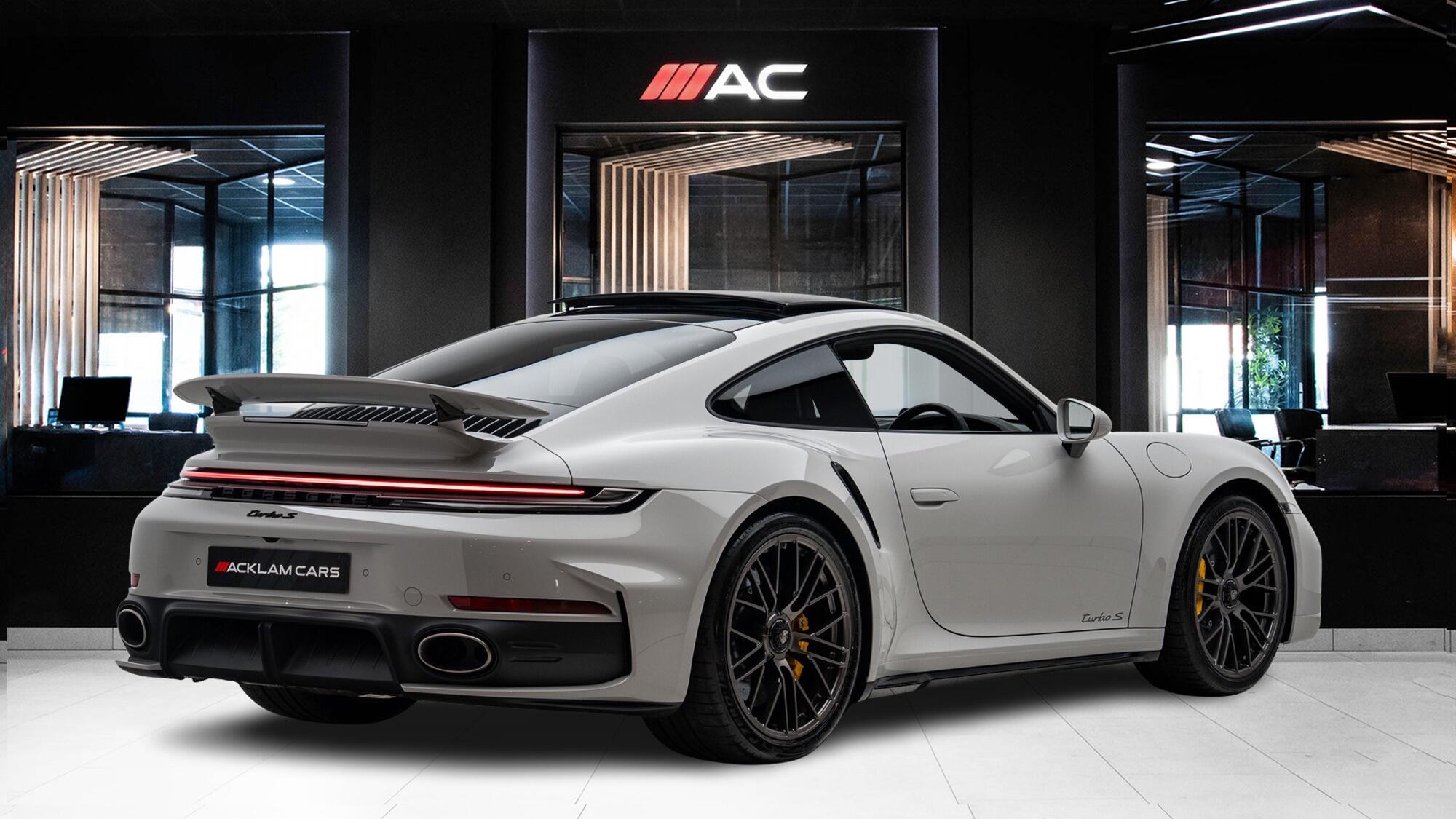Porsche 911 view 6