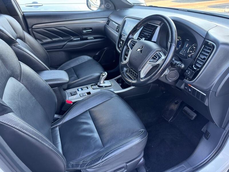 Mitsubishi Outlander view 12