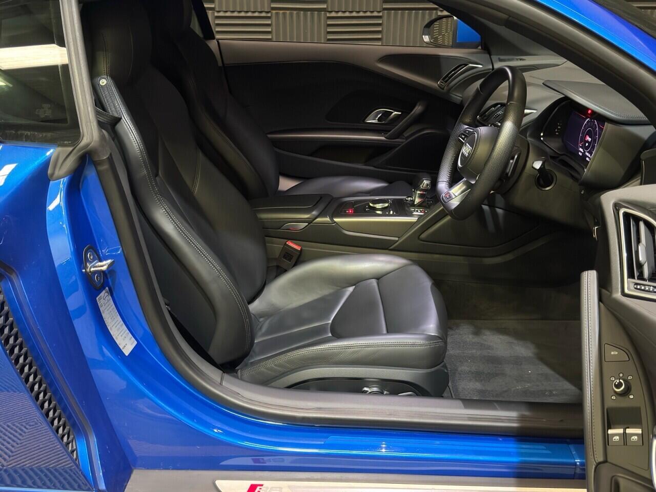 Audi R8 view 10