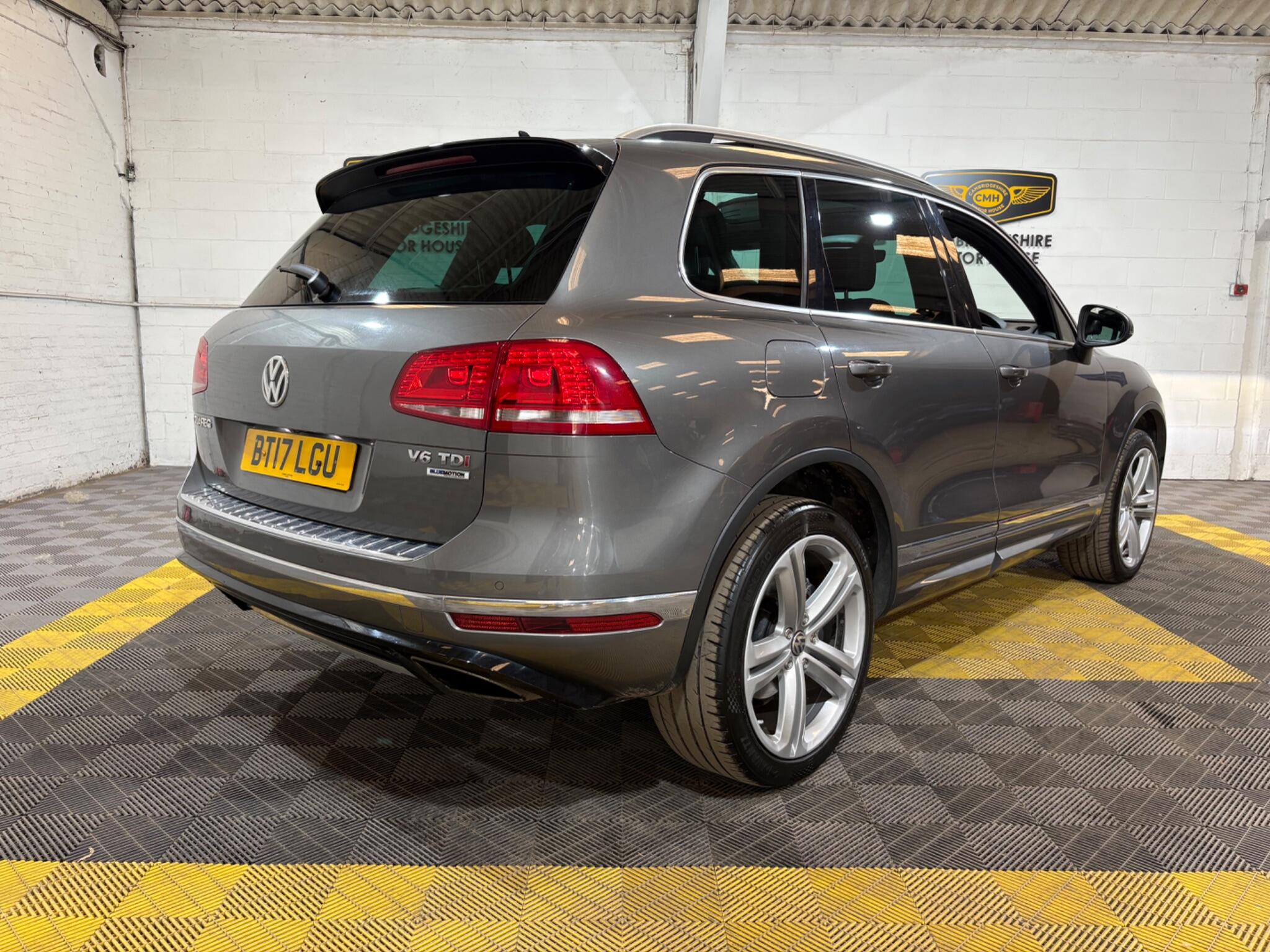 Volkswagen Touareg view 4