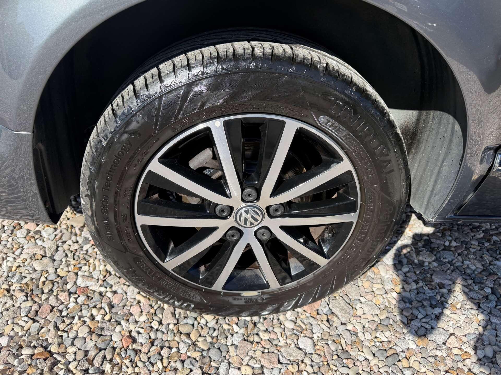 Volkswagen Caravelle view 9