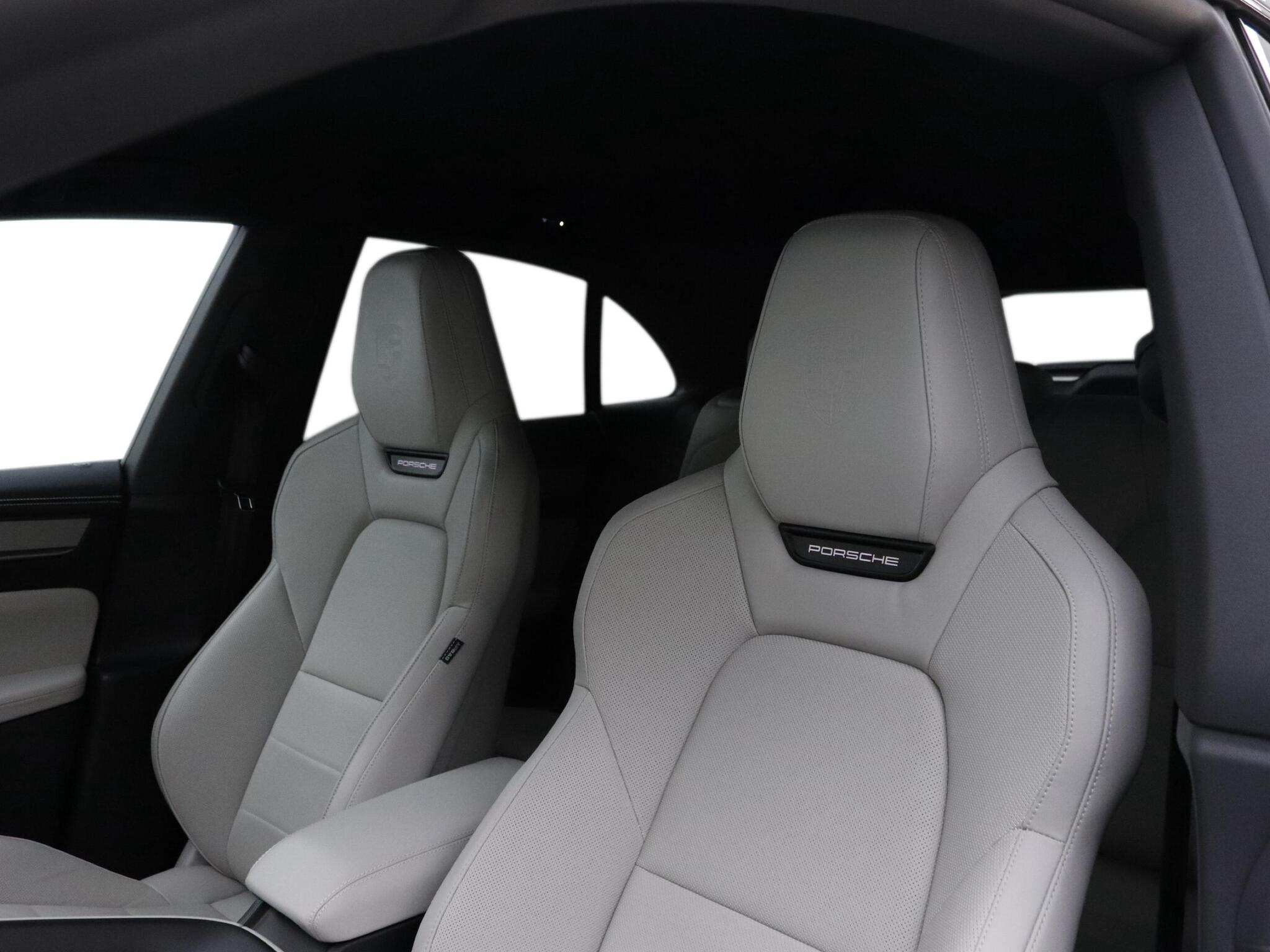 Porsche Macan view 12