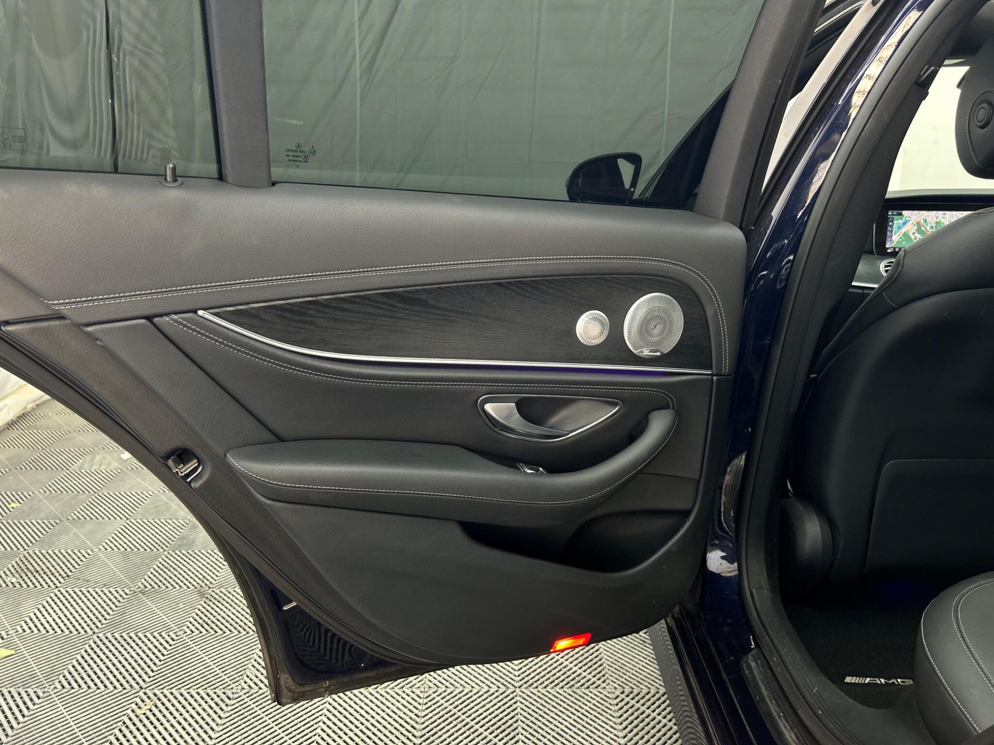 Mercedes-Benz E Class view 35