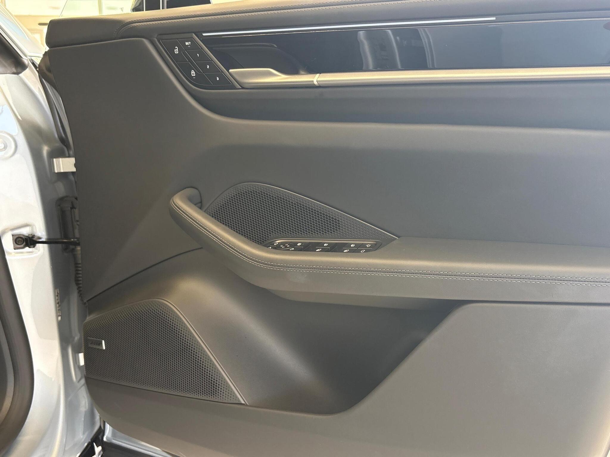 Porsche Macan view 20