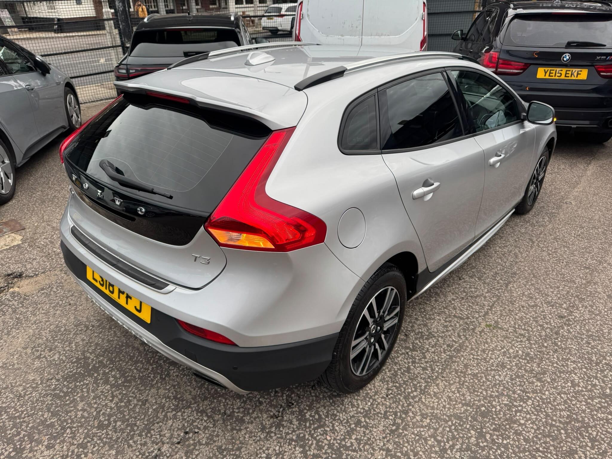 Volvo V40 Cross Country view 33