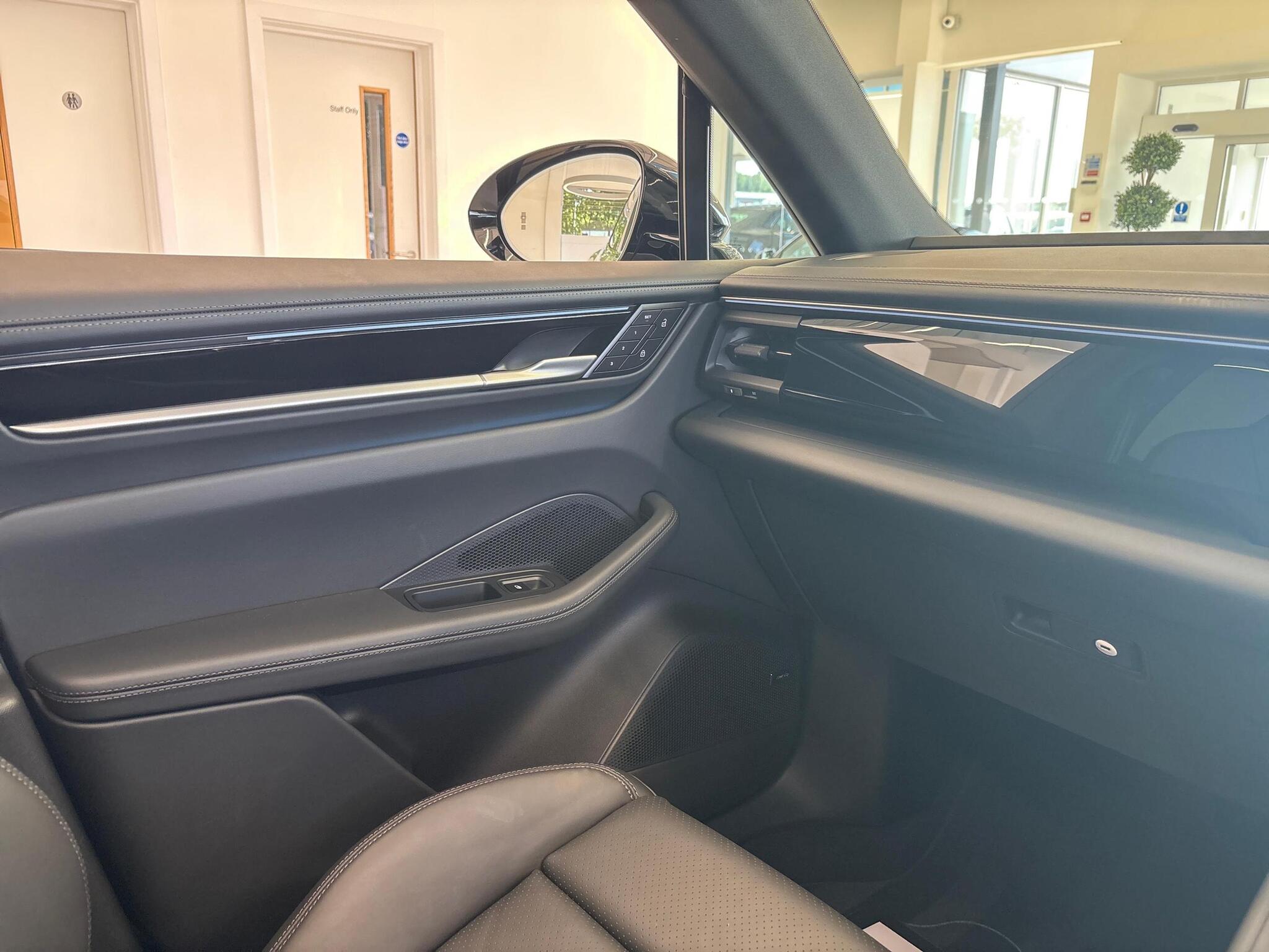 Porsche Macan view 38
