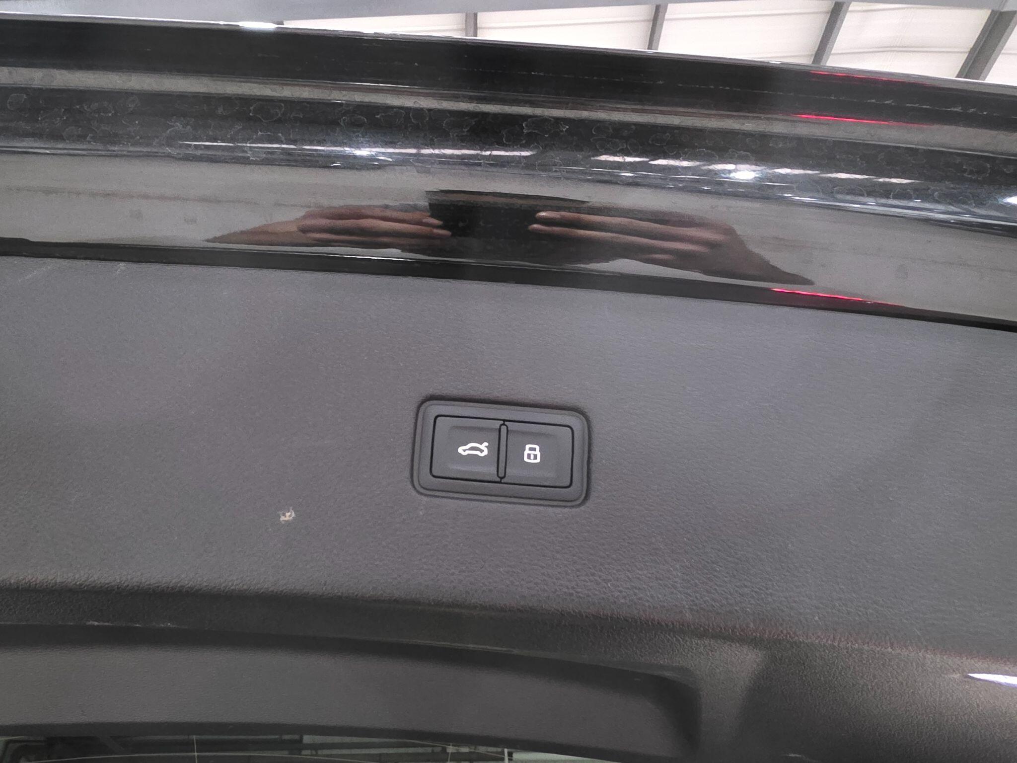 Audi SQ8 view 43