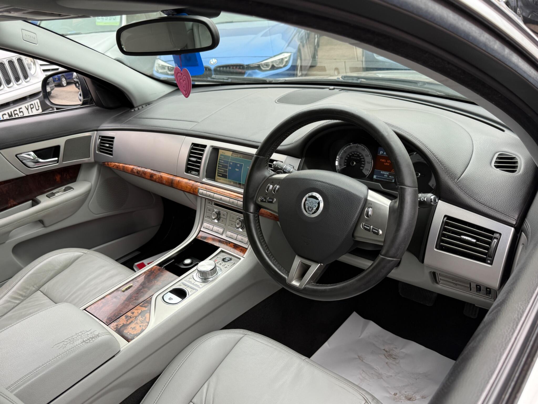 Jaguar XF - Image 3