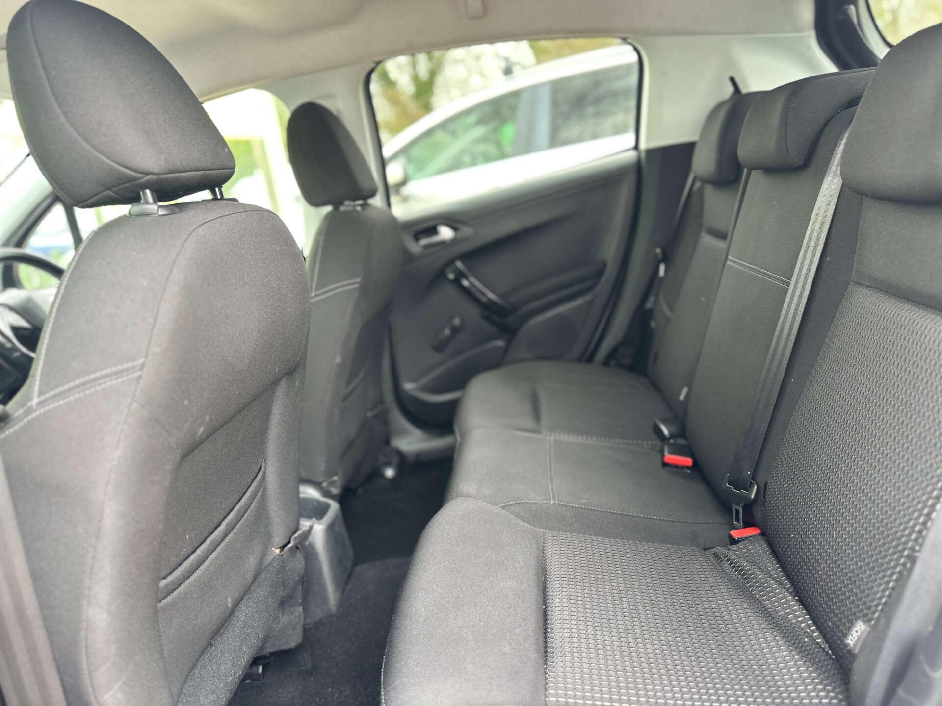 Peugeot 208 view 12