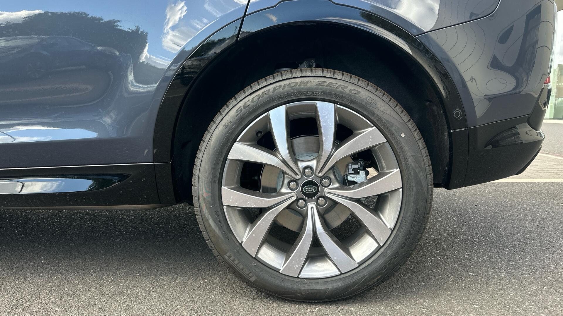 Land Rover Discovery Sport view 18