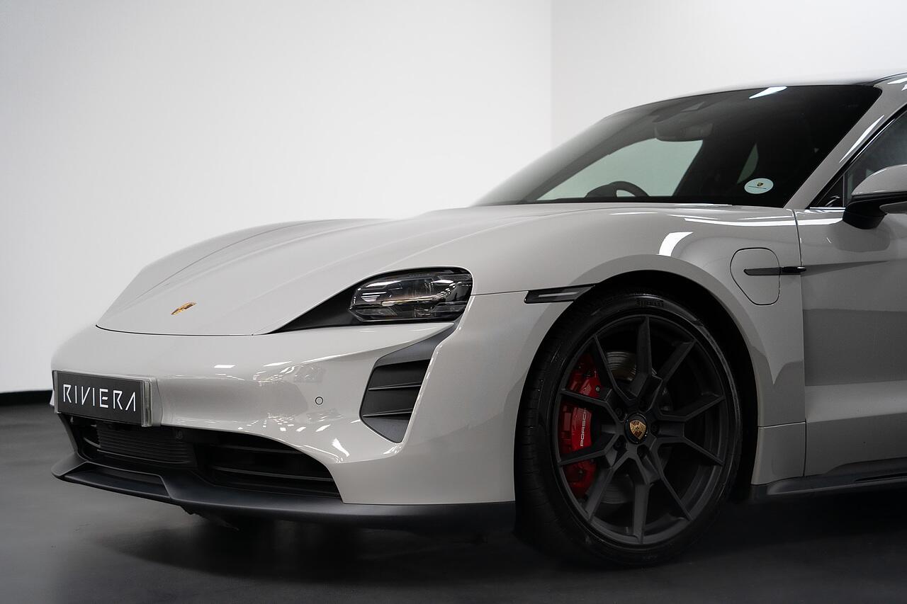 Porsche Taycan view 35